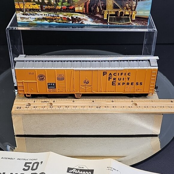 Athearn Train HO Gauge Pacific Fruit Express 50 ft Braced Reefer 1636 P.F.E. - Picture 10 of 15
